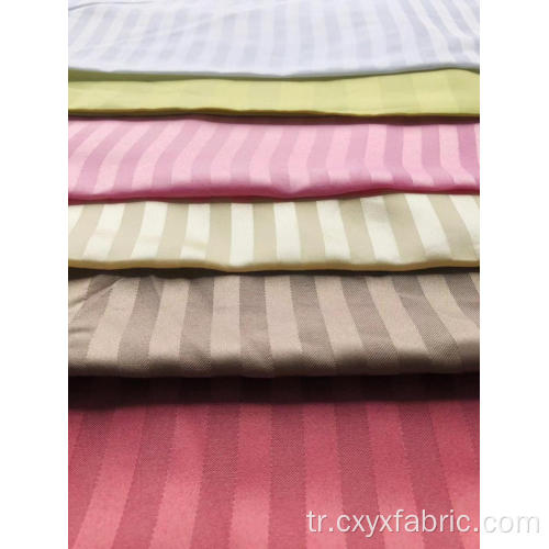 Farklı renklerde polyester şerit armürlü jakarlı kumaş